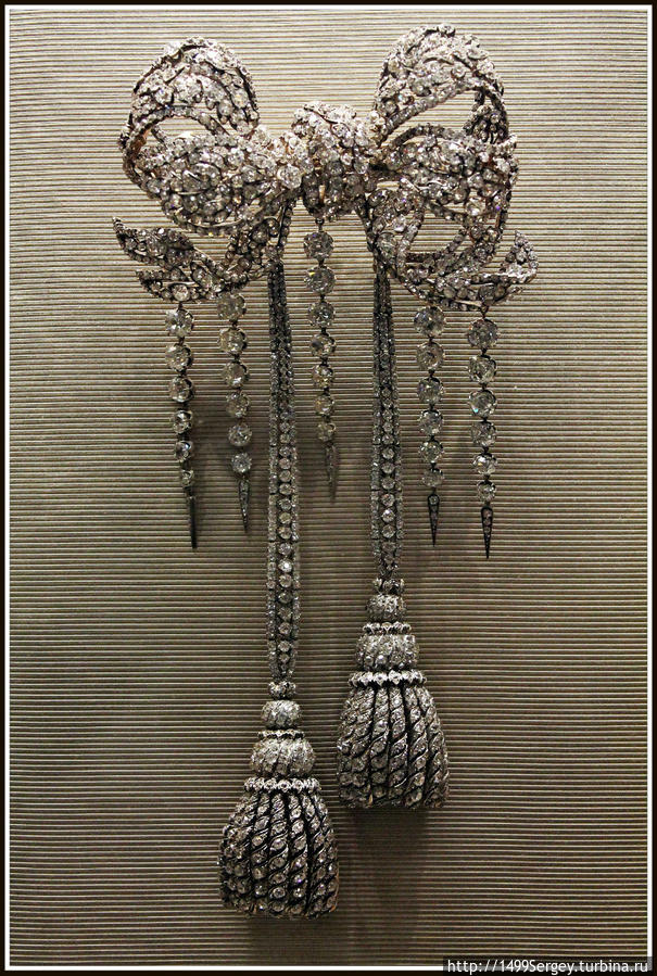 Большой узел лифа подвенечного платья императрицы Евгении. 2438 малых и 196 розовых алмазов, серебро и частичная позолота Париж, Франция