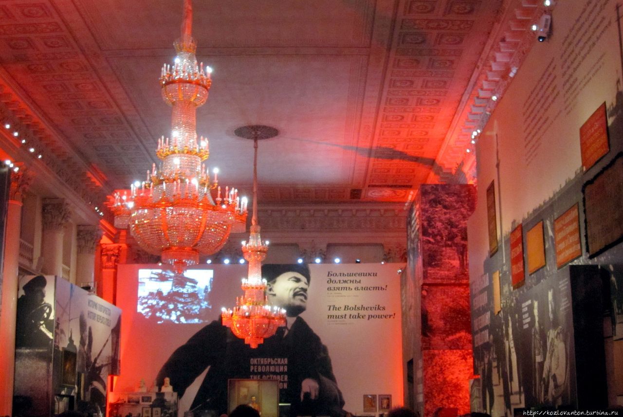 В Николаевский зал дворца Ильич со своей трибуны созывает мировой пролетариат. Санкт-Петербург, Россия