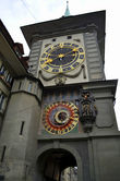 Колокольня Цайтглокентурм со знаменитыми астрономическими часами, каждый час демонстрирующими кукольный спектакль