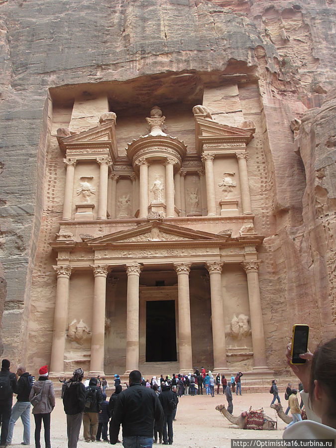 Эль-Хазне (араб. الخزنة‎‎, что переводится с арабского как «сокровищница») — набатейский храм эпохи эллинизма в Петре на территории современной Иордании.

Представляет собой монументальное здание, вырезанное целиком из скалы в I веке. Ордерный фасад здания составляет 40 метров в высоту и 25 метров в ширину. Согласно одной из версий, храм выстроил набатейский царь Арефа IV Филопатр в качестве собственной усыпальницы.

Со временем первоначальное назначение постройки было предано забвению. Арабы полагали, что во времена Моисея здесь хранил свои сокровища египетский фараон, отсюда и название. Согласно другому местному преданию, в храме прятали свои сокровища разбойники, нападавшие на караваны.

Храм Эль-Хазне широко известен в мире благодаря фильму Стивена Спилберга «Индиана Джонс и последний крестовый поход» и потому является самой популярной достопримечательностью в округе. (Из Википедии)