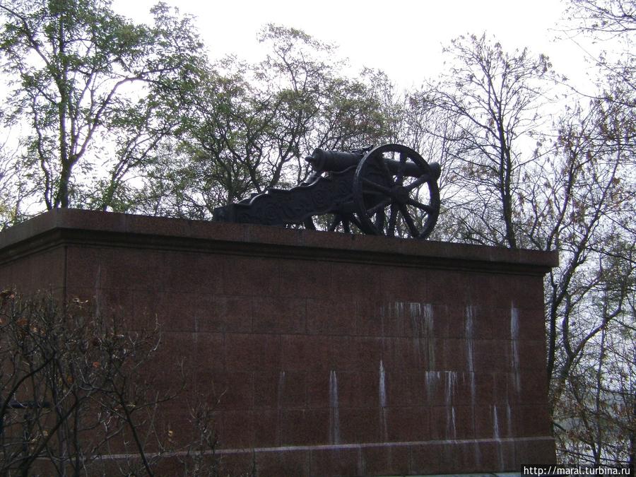 Пушка у южной части дворца Гомель, Беларусь