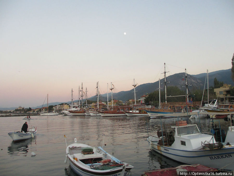 У пристани в час заката Гюзельчамли, Турция