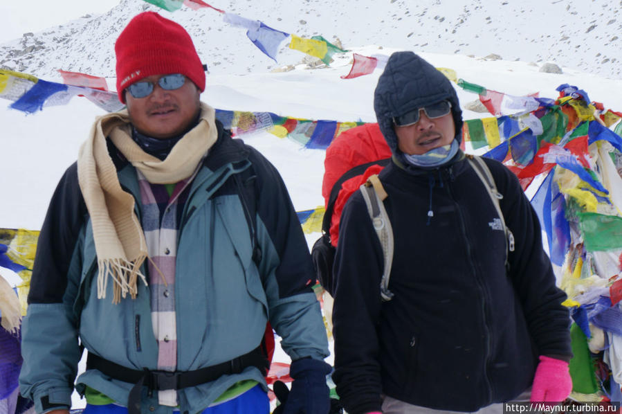 Помощь    этих    людей  помогла  мне  подняться   на   перевал.  За   что  огромное   им  спасибо! Покхара, Непал