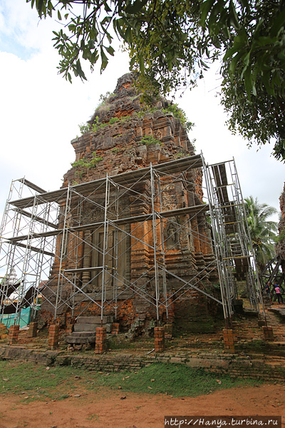 Храм Лолей. Северный фасад северо-восточной башни. Фото из интернета Ангкор (столица государства кхмеров), Камбоджа