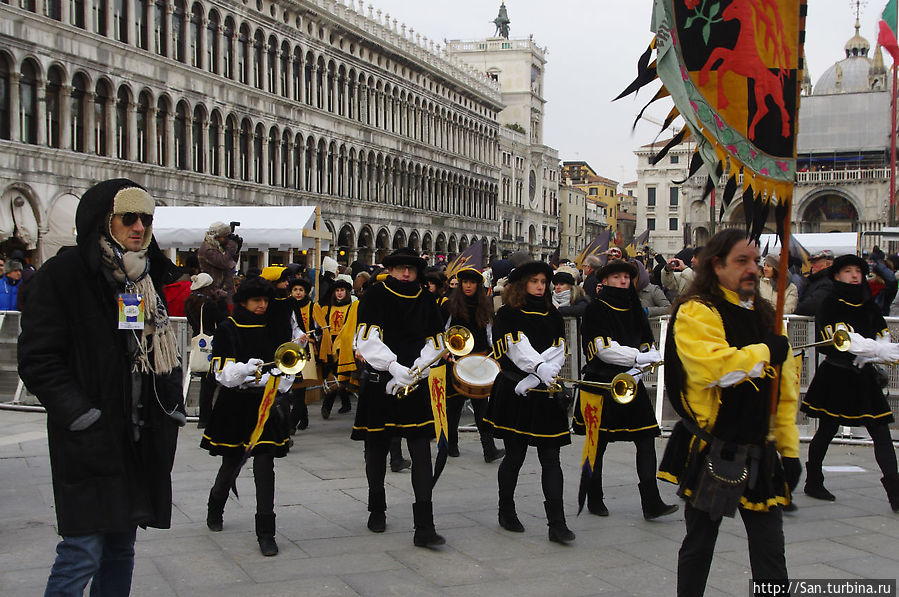 Барабанщики и герольды возвещают о приближении процессии Венеция, Италия