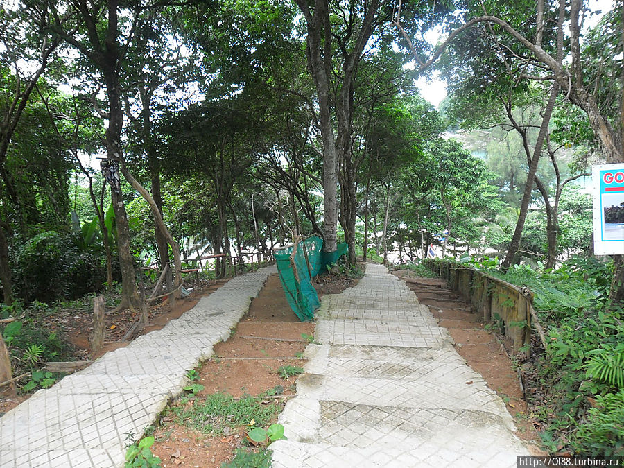 Приехали на Лим сим. Байк оставили на парковке возле дороги. Спускаться очень тяжело, а подниматься....Кстати, когда мы уезжали с этого пляжа начался ливень, это было незабываемо))) парковщики любезно позвали нас переждать дождь в своей будке