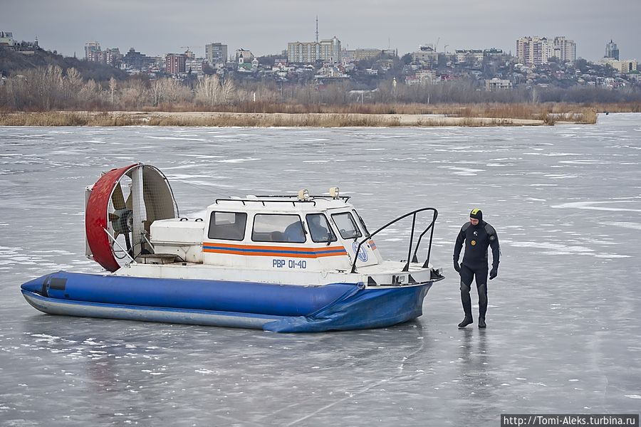 Меня удивили вот эти судна на воздушной подушке — они с такой легкостью скользят по поверхности льда, как будто летят по воздуху...
* Воронеж, Россия