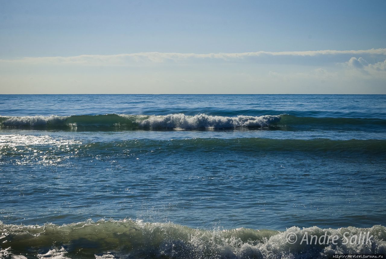 Прибой на Средиземном Ситжес, Испания