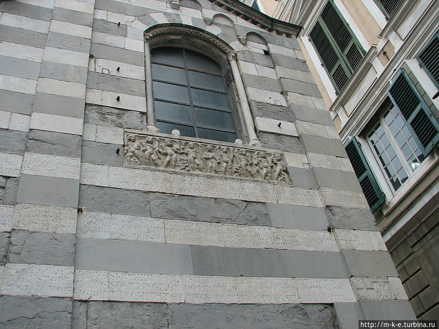 Сохранившийся фасад Генуя, Италия