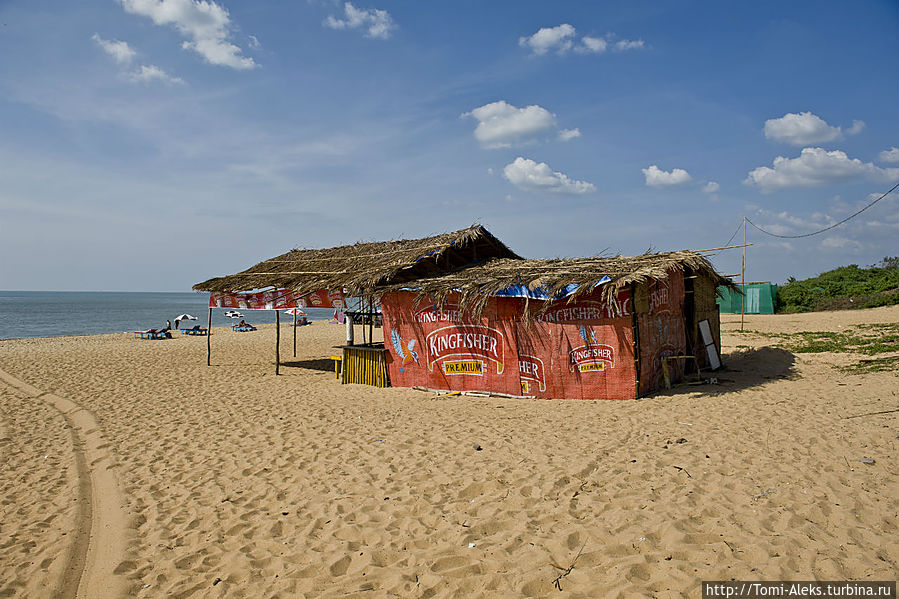 Вот такие сарайчики здесь повсеместно стоят вдоль моря. Часто вокруг них жутко воняет. Это тоже — особенность пляжей Гоа...
* Кандолим, Индия