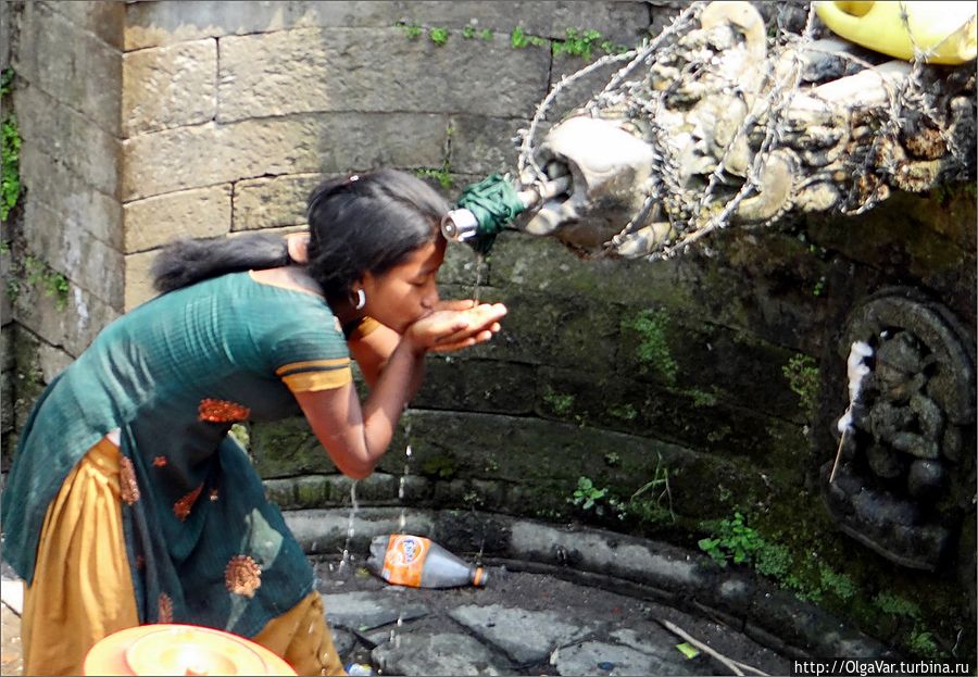 Водопровод в деревне один на всех. Из этого вода еле капала , но это жителей не смущало и они терпеливо дожидались, когда наполнятся их ведра Чангу-Нароян, Непал