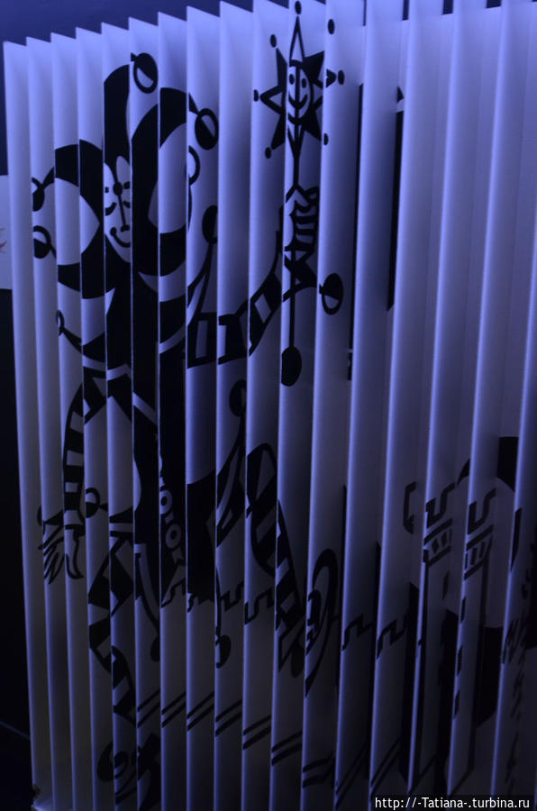 — О, глядите-ка, непутёвый вернулся!
— Да, тебя здесь уважают Блуа, Франция