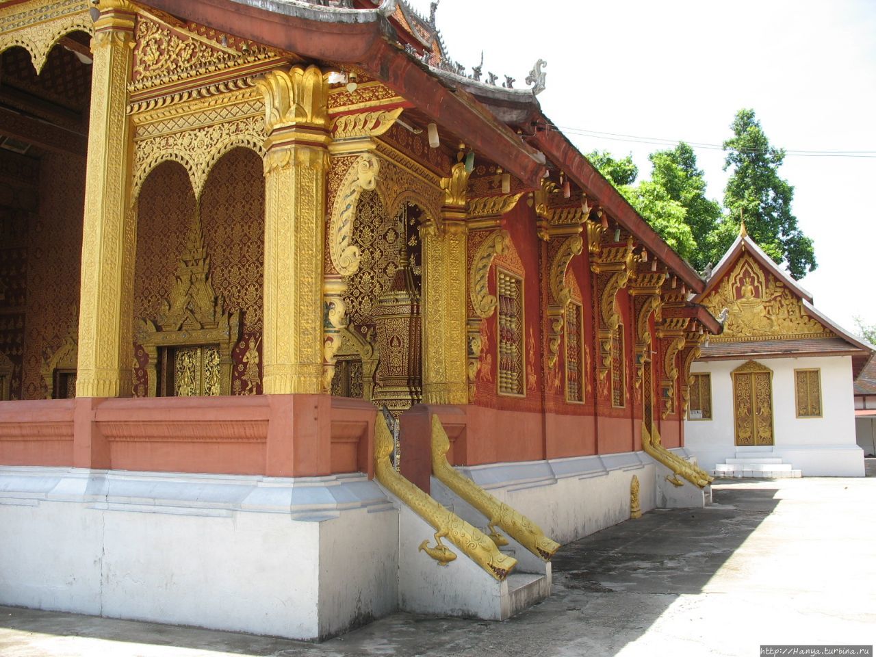 Храмовый комплекс Ват Сене Сук Харам. Здание Wat phra chao pet soc и золотая ступа