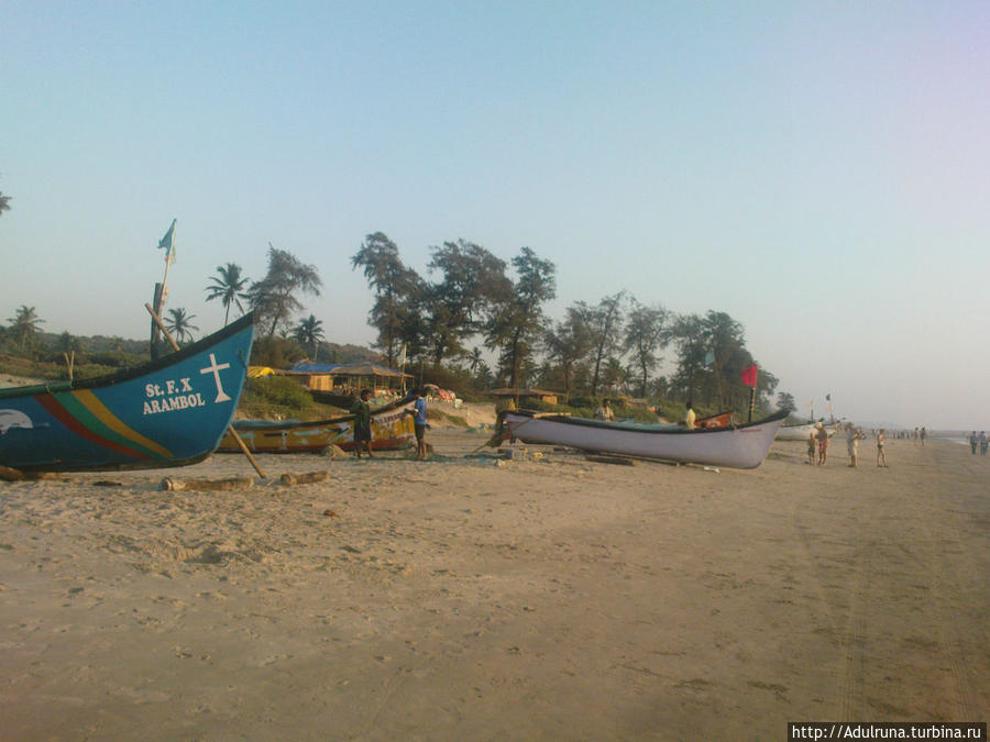Лодки... Каждая из них именуется по своему... Много португальских наименований... Арамболь, Индия