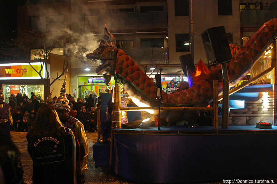 за ними на платформе огнедыщащий змей, и это важный персонаж на этом карнавале, который в этом году чудесно совпал с новолунием, в которое Дракона сменила Змея Плайя-д-Аро, Испания