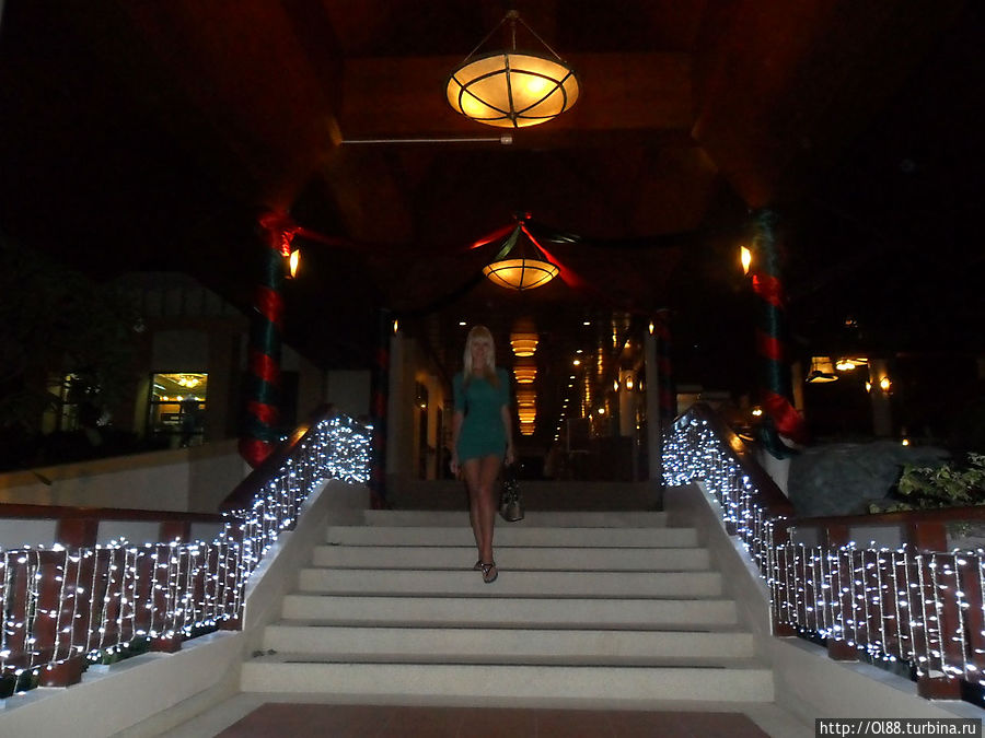 Вечером возле входа в гостиницу