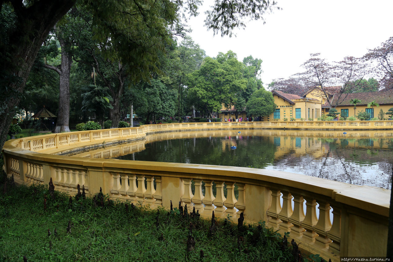 Архитектурный ансамбль мавзолея Хо Ши Мина Ханой, Вьетнам