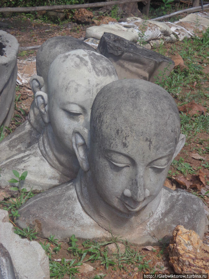 Заброшенные статуи монахов в комплексе Вин Сейн Мудон, Мьянма