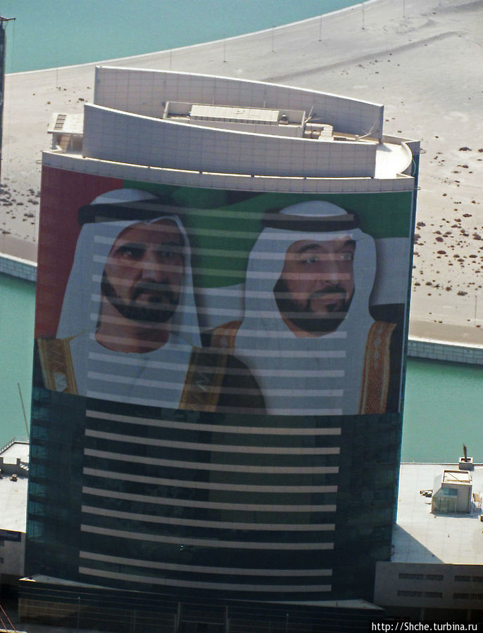 на одном здании обнаружил портреты шейхов Дубай, ОАЭ