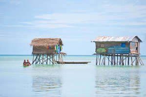 На третий день пребывания в морском царстве-государстве заметил: любой домик
похож на жилплощадь бабы Яги. Только вместо куриных ножек избушкам приделали
ножки деревянные. К слову, сваи эти приходится частенько менять.