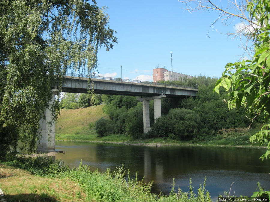 Новый мост через Волгу. Наш обратный маршрут в Ярославль проходит теперь вдоль верховьев реки Волга. Ржев, Россия