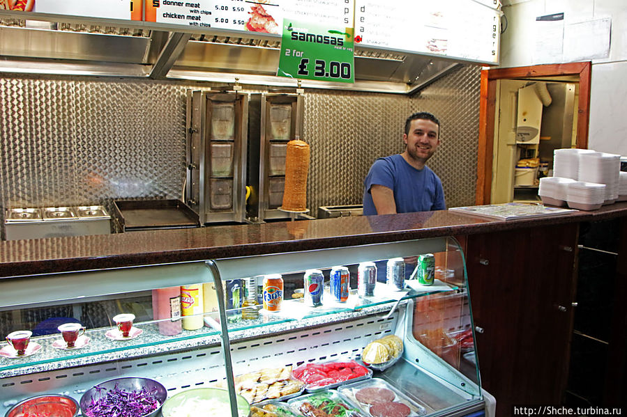 держат мини-ресторан курды из Турции, дешево и довольно съедобно