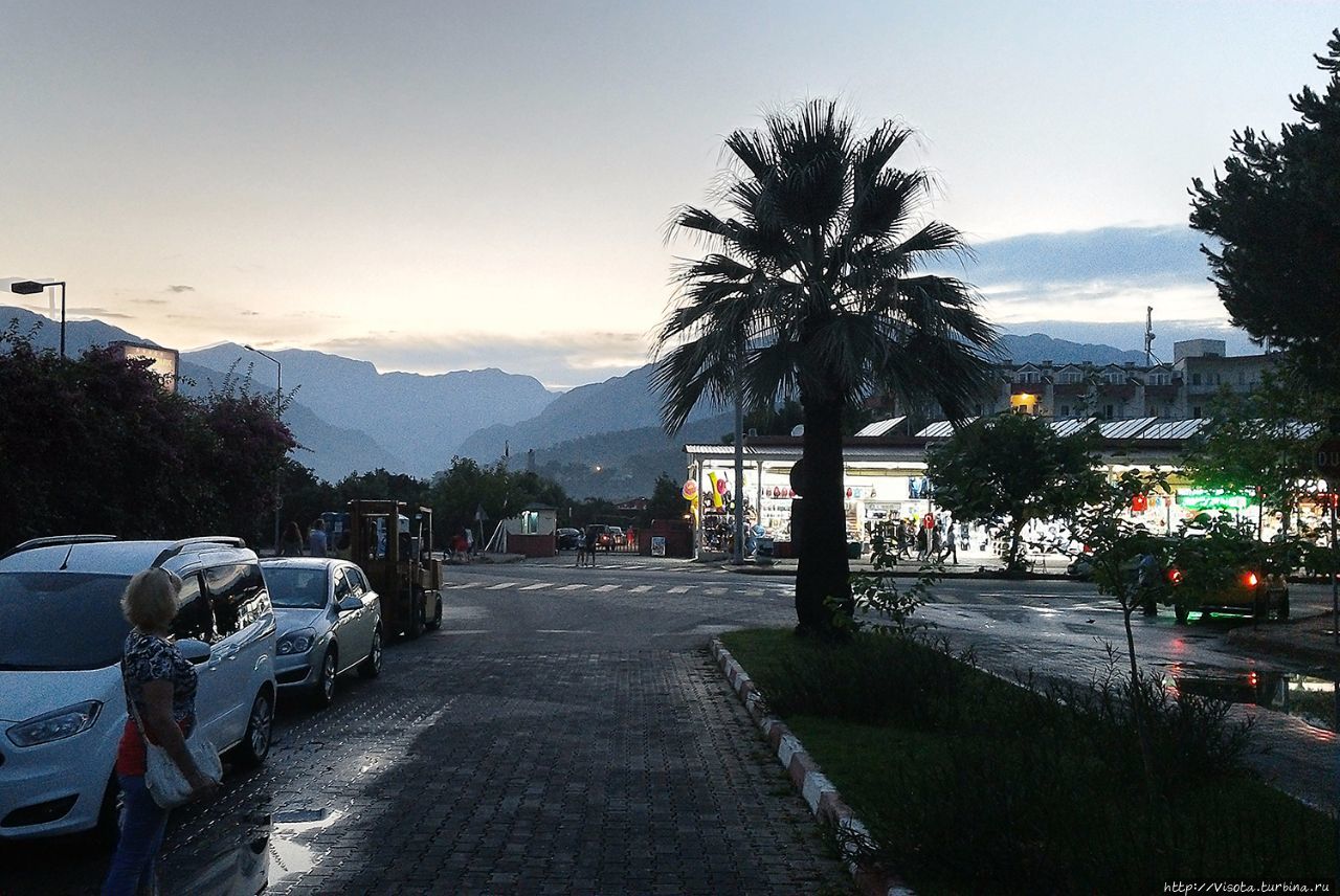 вечерний Кириш — поселок, где стоит наш отель Кемер, Турция