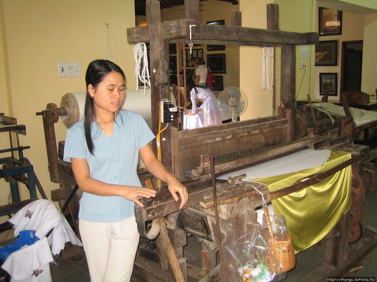 Перевал Хайван.  Фабрика шелковых изделий. Процесс прядения нитей Дананг, Вьетнам