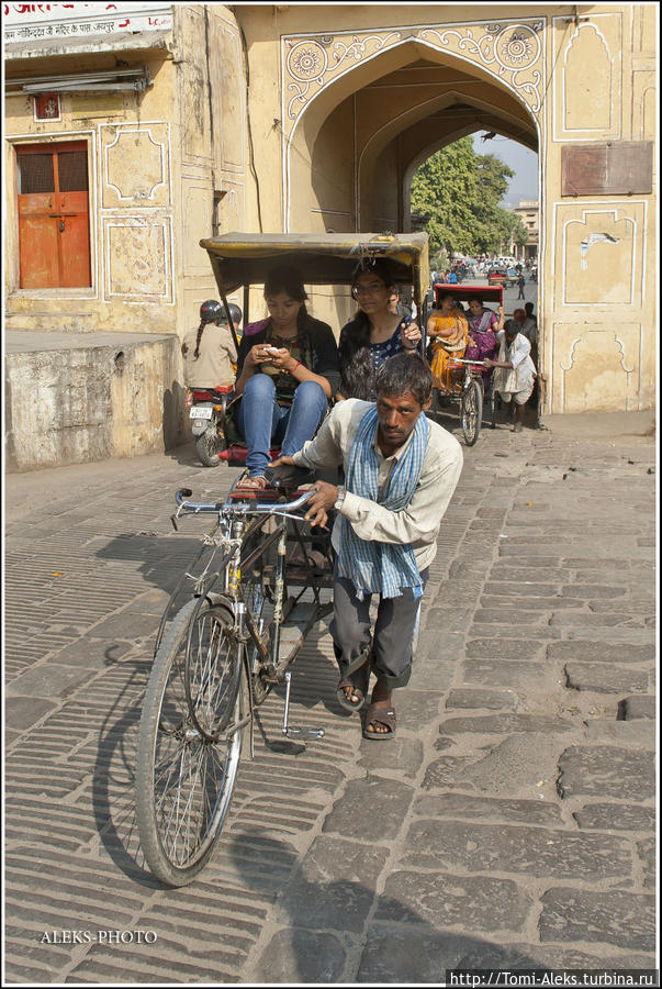 Вот в таких местах рикшемену приходится слезать с велосипеда...
* Джайпур, Индия