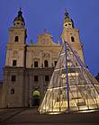 Кафедральный собор (Salzburger Dom). Первое церковное здание на этом месте, небольшая базилика, была освящена ещё епископом Виргилием в 774 году.