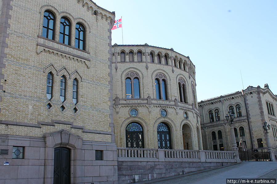 Три известных здания, окружающих площадь Айдсволс Осло, Норвегия