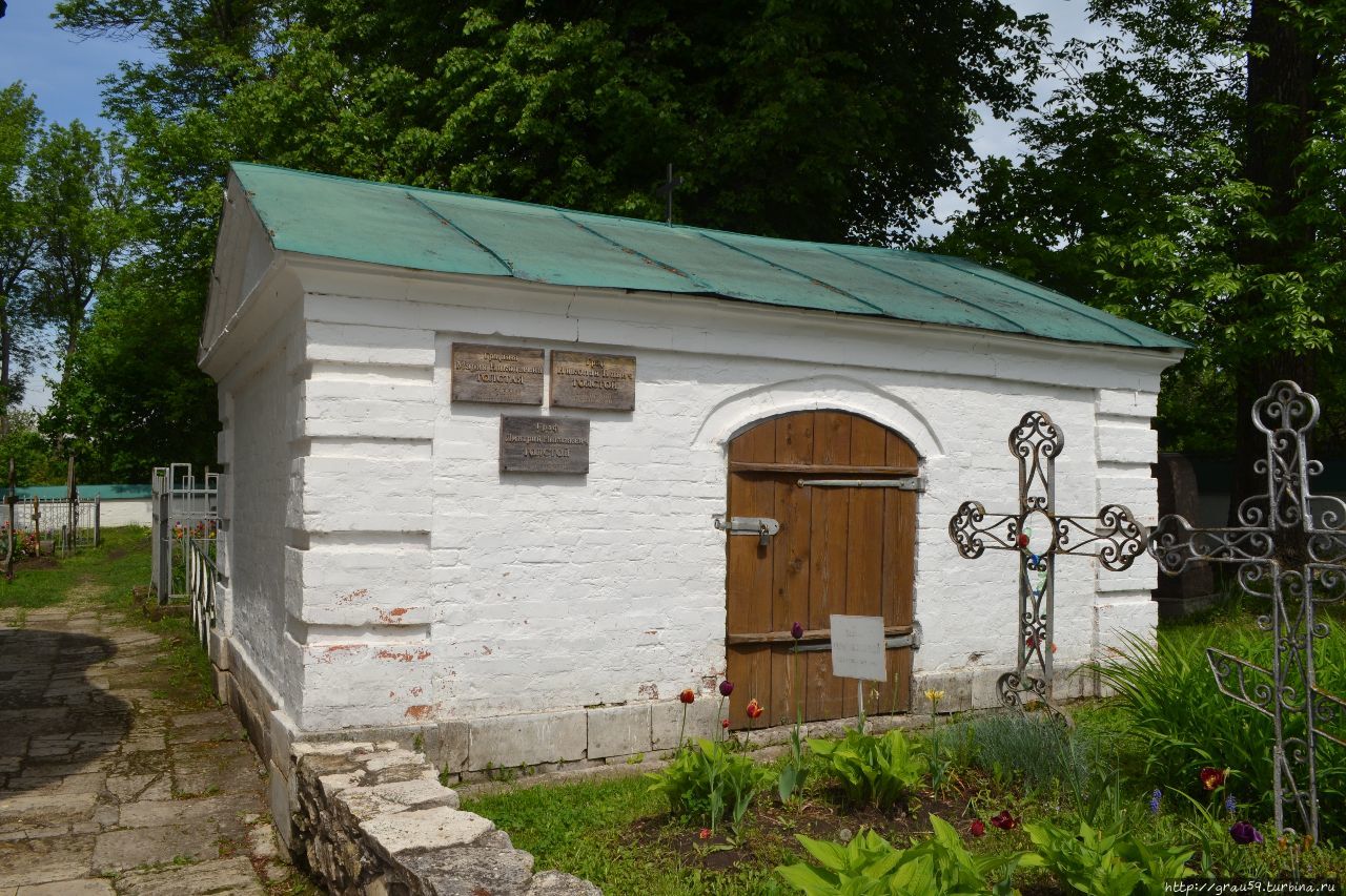 Некрополь семейства Толстых / The necropolis of the family of Tolstoy