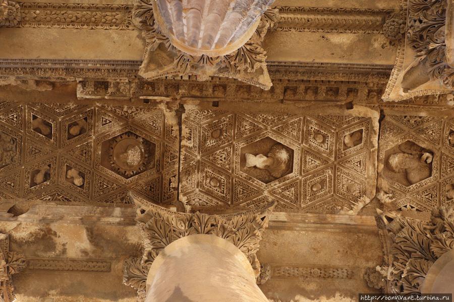 Потолки в храме Бахуса Ливан