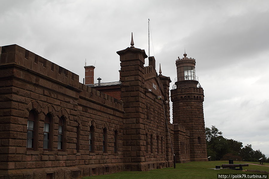 Главная местная достопримечательность — маяк с двумя башнями (ну и прожекторами, соответственно).