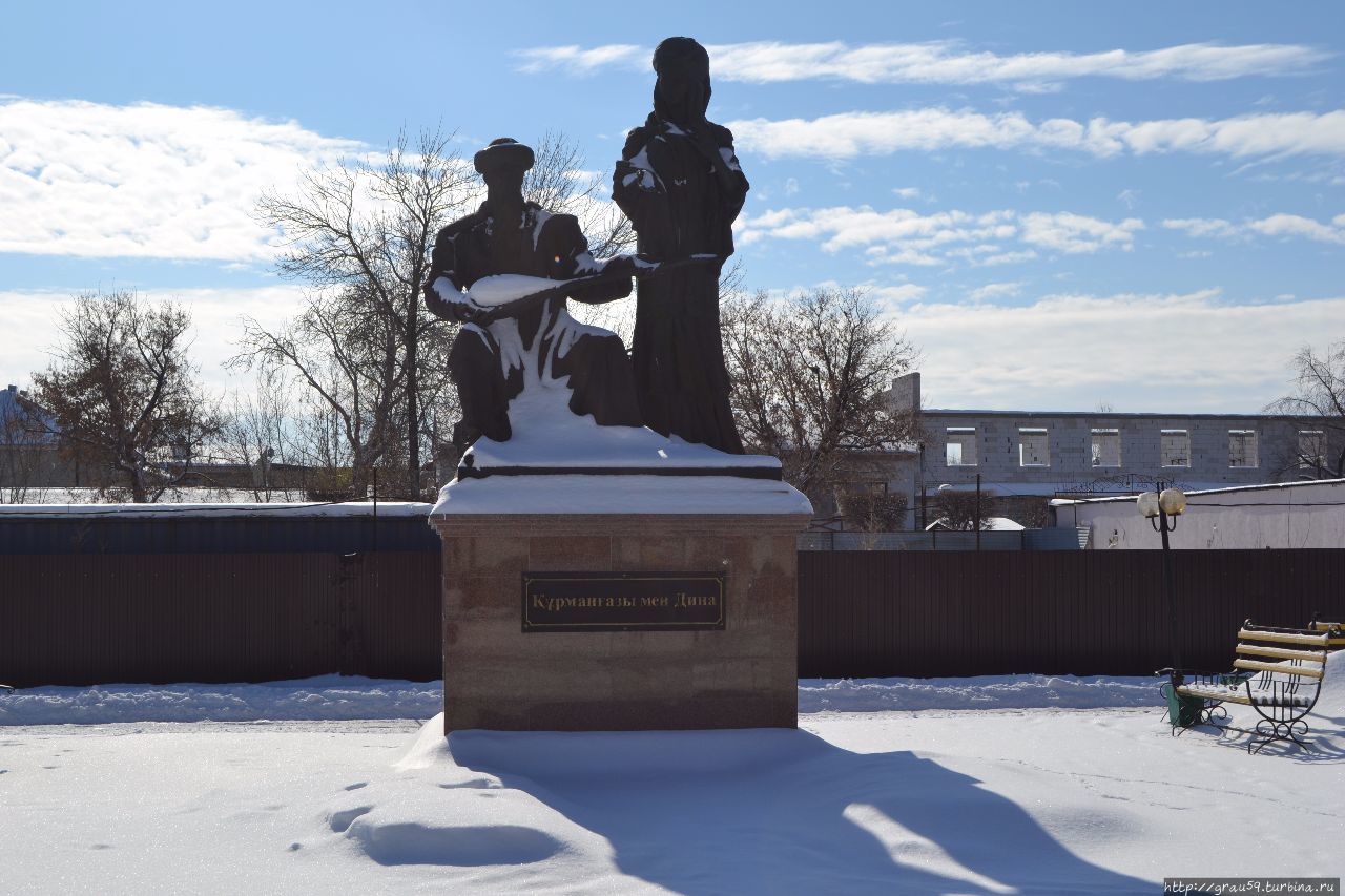 Памятник Курмангазы и Дине Нурпеисовой Уральск, Казахстан