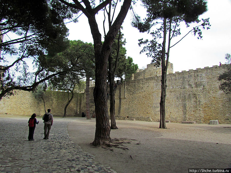 такой вот двор-колодец, без подъема на башни замка тут просто не интерсно Лиссабон, Португалия