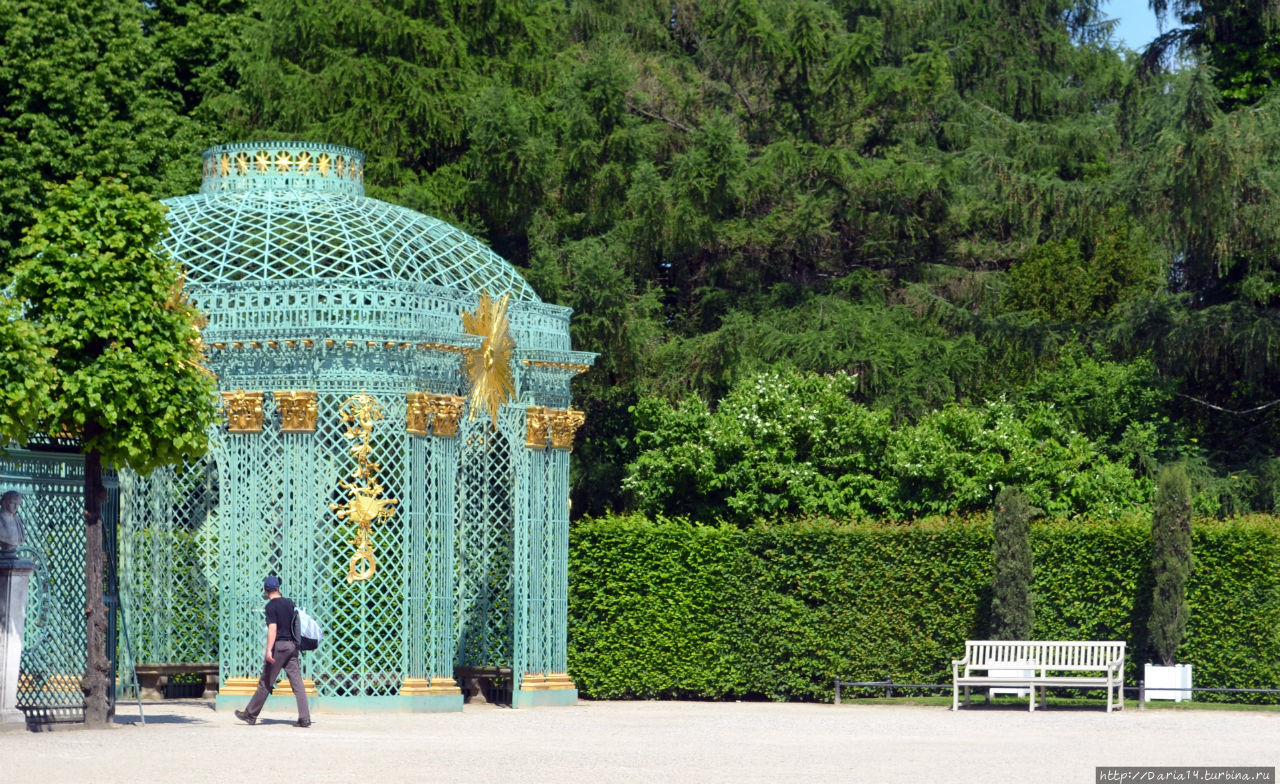 Дворец окружен красивыми ажурными павильонами Потсдам, Германия