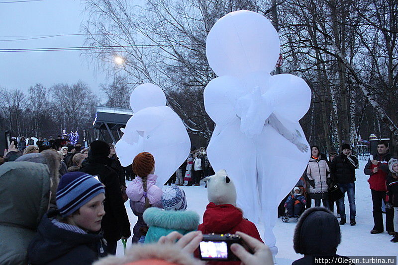 В летнем парке зима, в парке представление! Москва, Россия