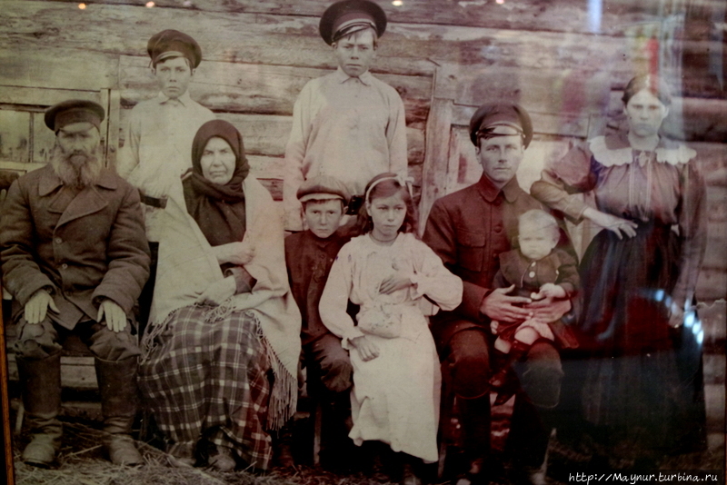 Семья  крестьянина, сосланного  на  сахалинскую  каторгу. Северный  Сахалин. 1923 г. Южно-Сахалинск, Россия