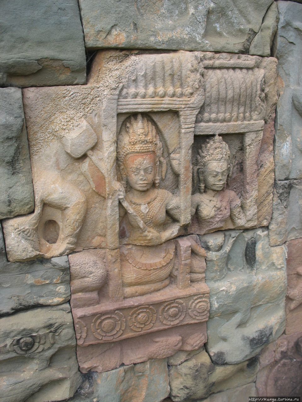Облицовка внутренней стены Террасы Прокаженного Короля Ангкор (столица государства кхмеров), Камбоджа