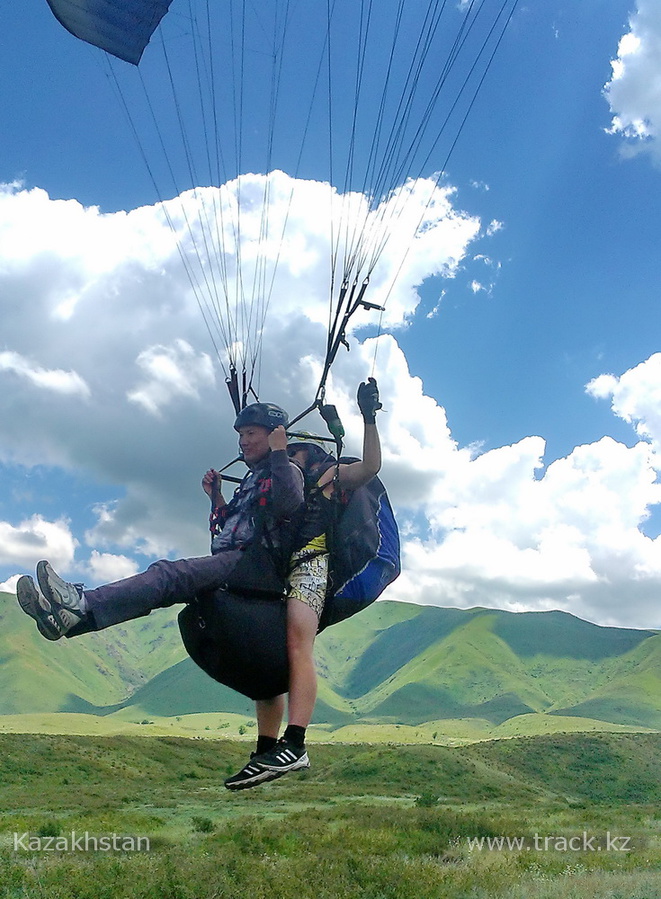 Полет на параплане в предгорьях Алматы (Ушконыр) Заилийский Алатау (горный хребет), Казахстан