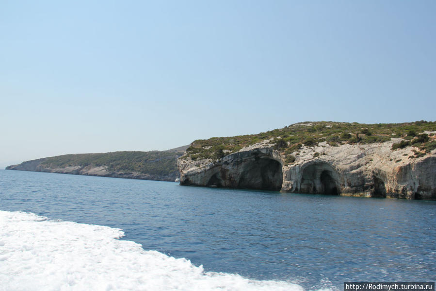 На кораблике в бухту Навайо и голубые пещеры Остров Закинф, Греция
