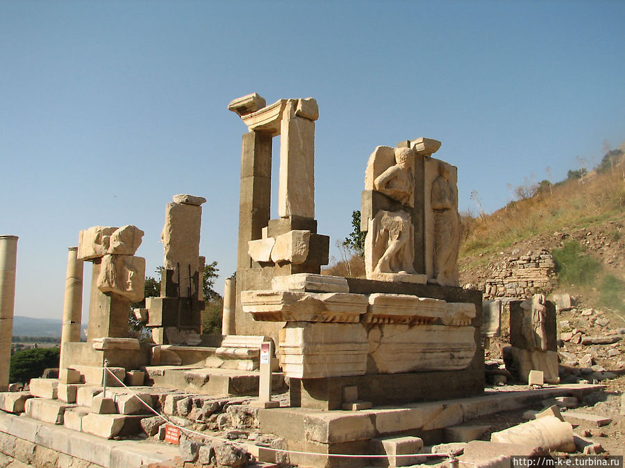 монумент Гая и Меммия Эфес античный город, Турция