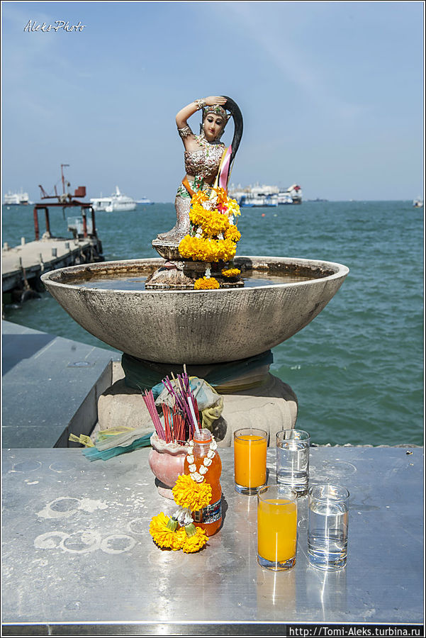 Опять приношения очередной богине...
*