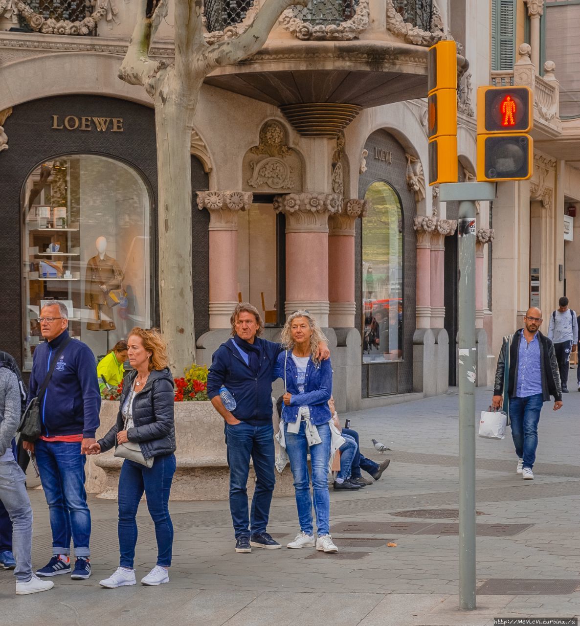 Люди на улице. Весенняя Барселона Барселона, Испания