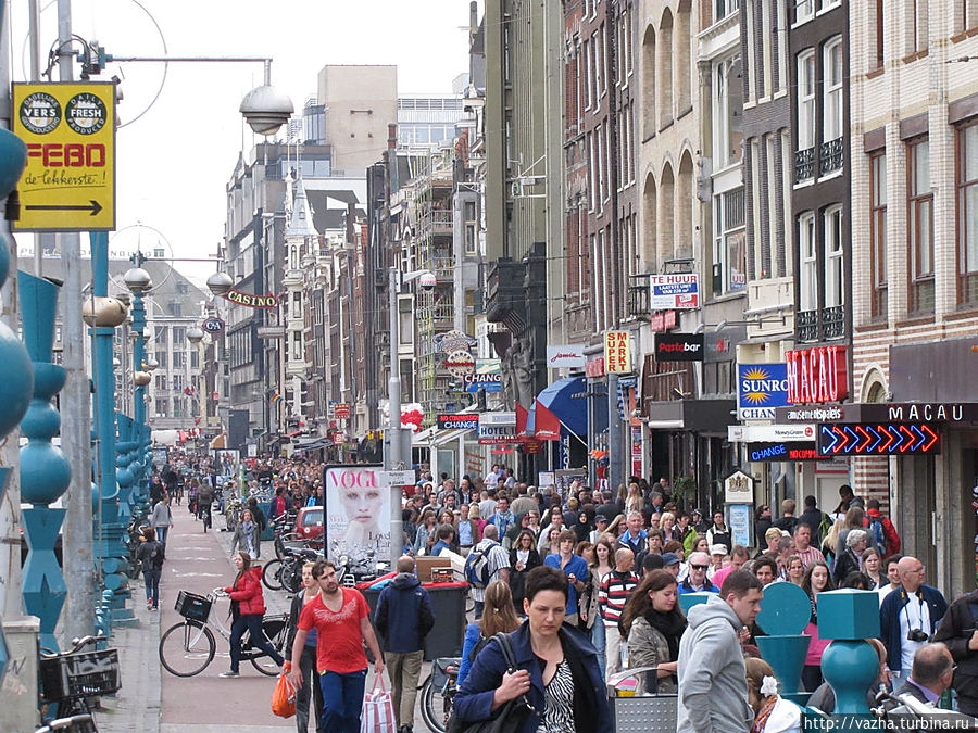 На улице Дамрак расположено много магазинов,здесь всегда много народу кстати на этой улице расположен музей мадам Тюсо. Амстердам, Нидерланды