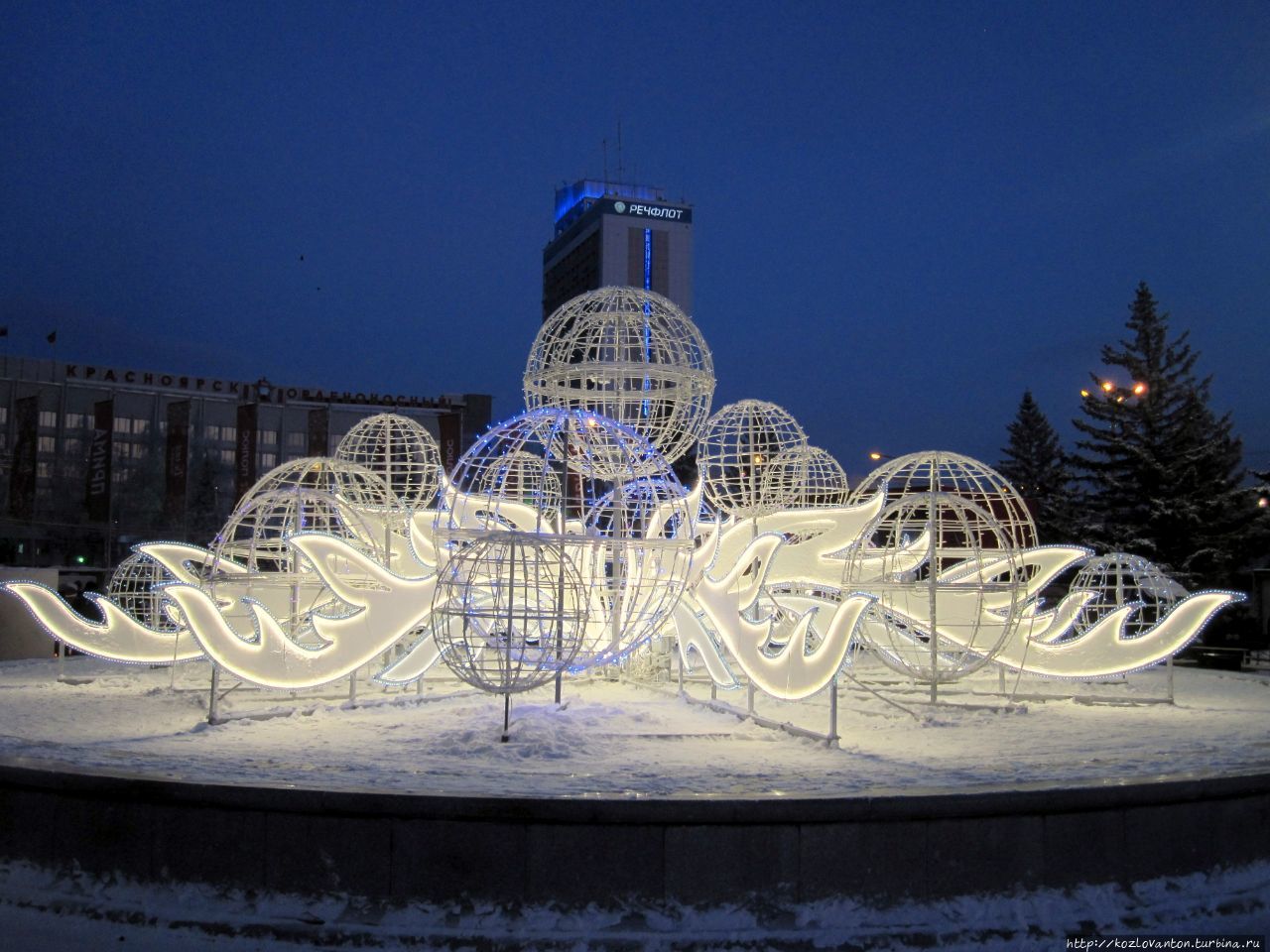 Световой фонтан на Театральной площади. Красноярск, Россия