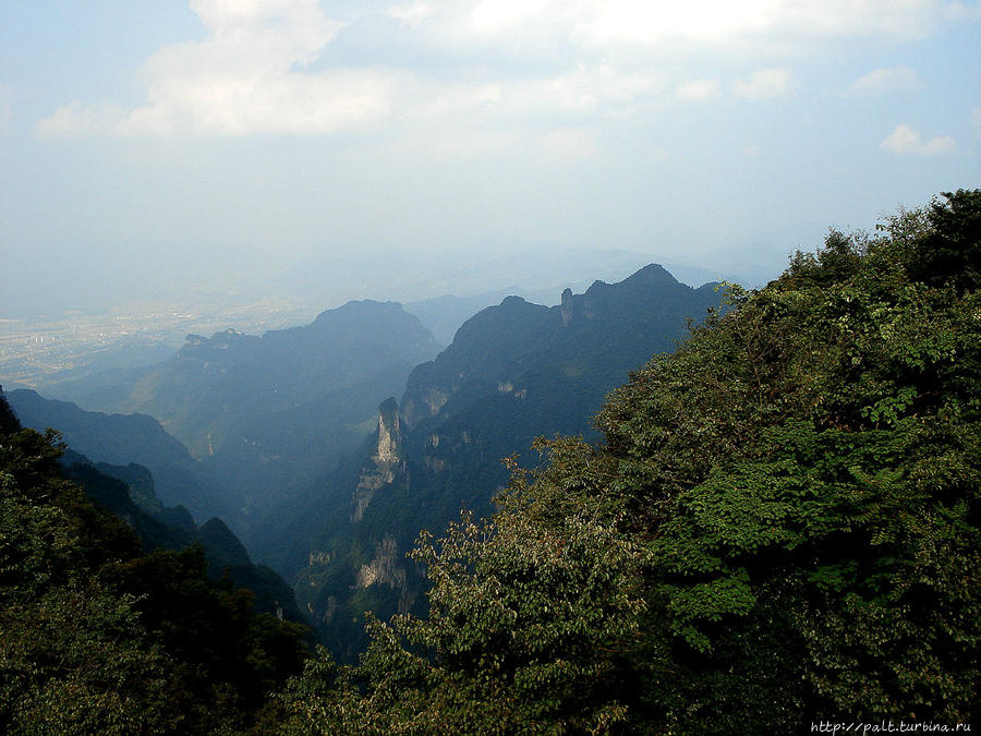 Вид с площадки монастыря на город Чжанцзяцзе Чжанцзяцзе Национальный Лесной Парк (Парк Аватар), Китай