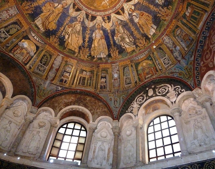В Баптистерии православных Равенна, Италия