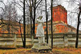 Девушка с веретеном — памятник поздней промышленной революции.
